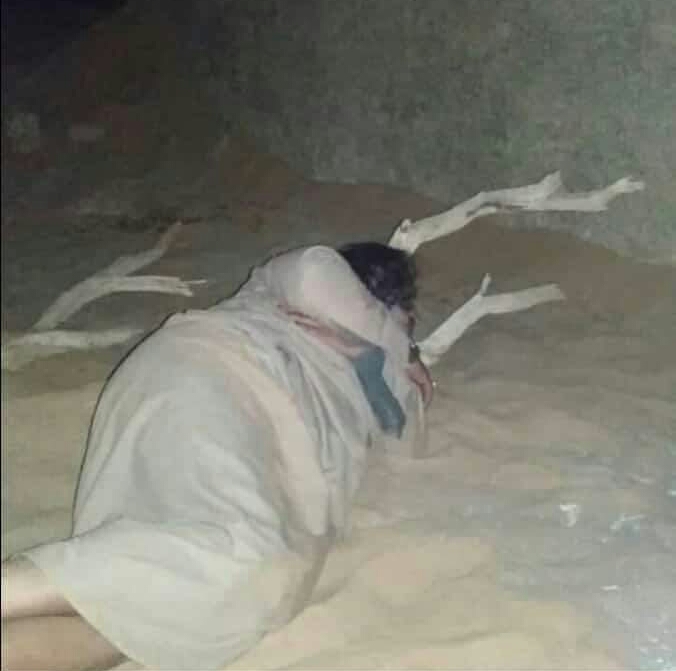 شاهد بالصور: المحافظ الذي يقود المعارك ويتوسد بجذع الشجرة ليأخذ قسطاً من النوم على أصوات المدافع والرشاشات (الأسم)