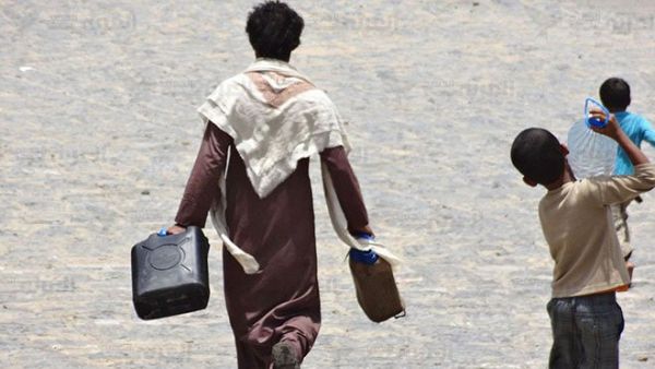 مليشيات الحوثي تستمتع بمعاناة اليمنيين وتتفنن بصناعة الأزمات..إرتفاع جنوني لأسعار المياه في صنعاء 