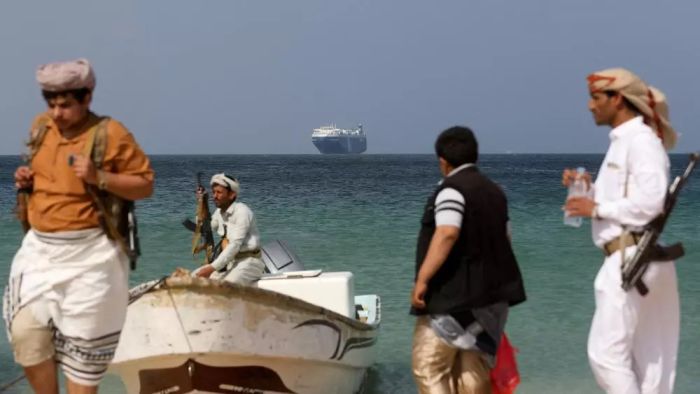 مقتل صيّاد وإصابة وفقدان آخرين بقصف حوثي استهدف قارب صيد بالبحر الأحمر