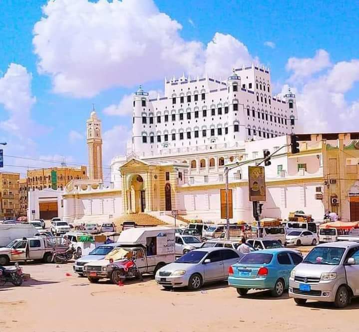 وزير التربية يناقش أوضاع التعليم بمديريات وادي وصحراء حضرموت