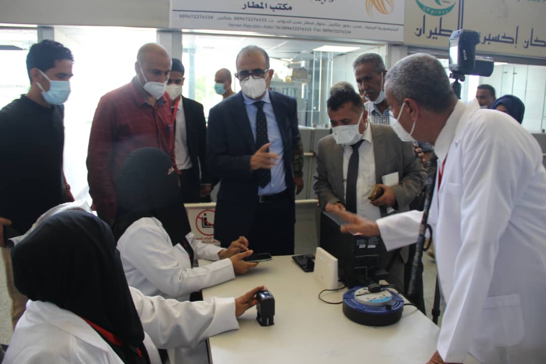 وزير الصحة يتفقد سير العمل في العيادة الطبية بمطار عدن الدولي