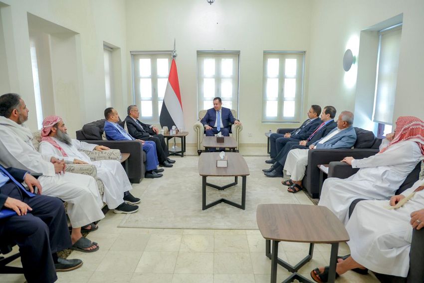 رئيس الوزراء: التحديات المتشابكة التي يتصدى لها الرئاسي والحكومة تتطلب التفاف جميع المكونات والقوى الوطنية