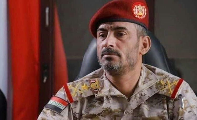 رئيس الأركان يواصل زياراته العيدية لأسر شهداء الجيش