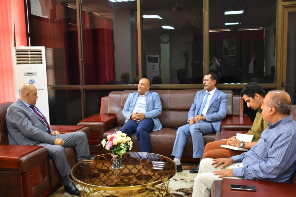محافظ تعز ونائب وزير الصناعة يناقشان آلية ضبط أسعار السلع بتعز