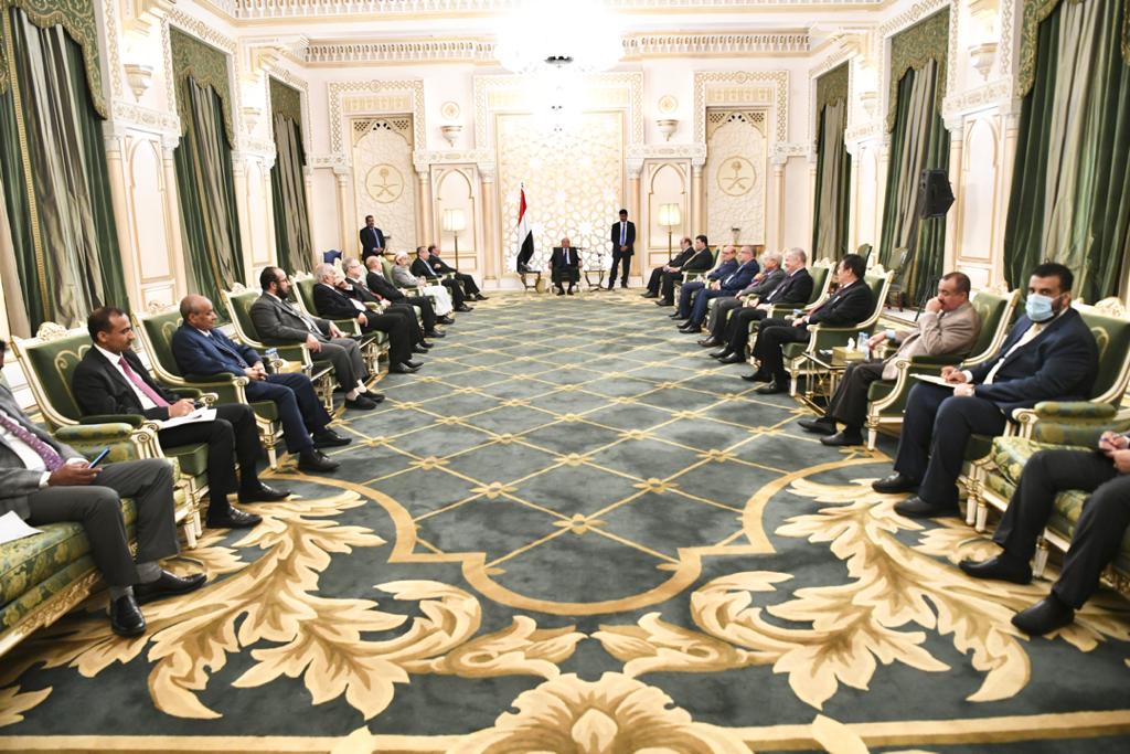 الرئيس هادي يجتمع بهيئة مستشاريه بحضور نائبه