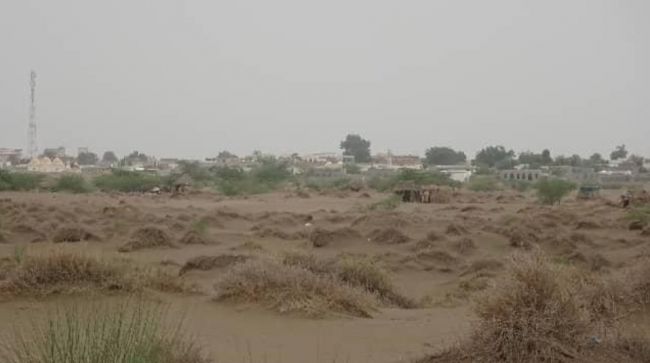 مليشيات الحوثي الارهابية تمطر مزارع المواطنين في التحيتا بقذائف الهاون