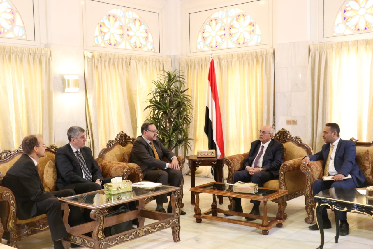وزير الإدارة المحلية يبحث مع مسؤولين مجريين  دعم المشاريع الإنسانية في اليمن