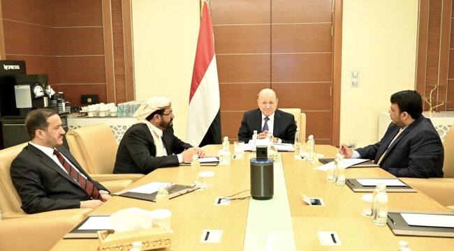في اجتماع برئاسة العليمي.. مجلس القيادة الرئاسي يناقش مستجدات الأوضاع ويتخذ عدداً من القرارات