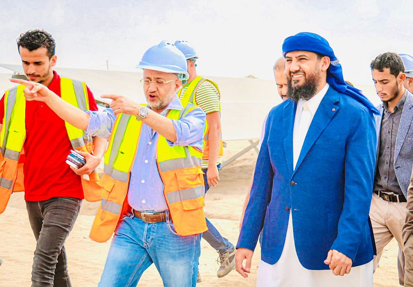 عضو مجلس القيادة المحرمي يتفقد سير العمل بمشروع محطة الطاقة الشمسية في عدن