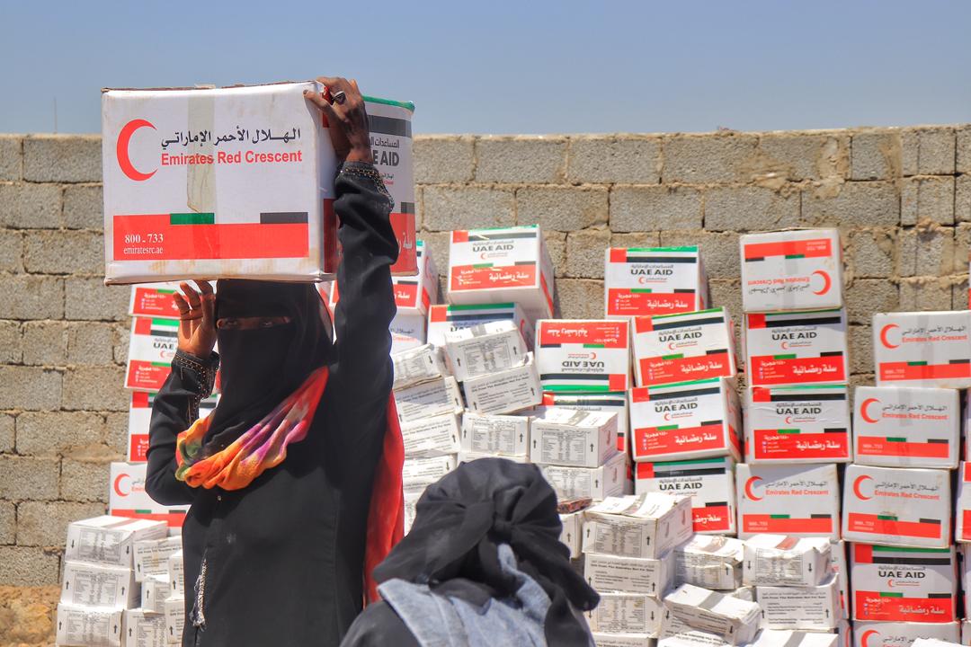الإمارات تبدأ حملة توزيع 100 ألف سلة غذائية لأسر الشهداء والنازحين والفقراء في اليمن "صور"