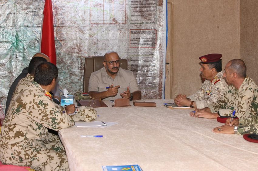 عضو مجلس القيادة الرئاسي طارق صالح يناقش التطورات الأمنية والعسكرية في تعز