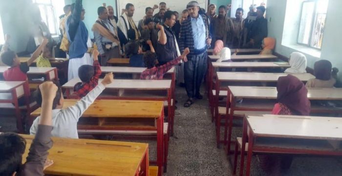 مدرسة في خدير تفرض رسوماً باهظة على الطلاب بأوامر حوثية