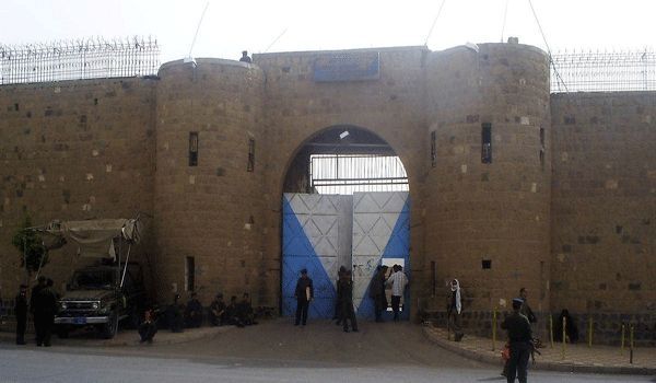 عناصر حوثية تعتدي بالضرب المبرح بالهراوات والأسلاك الكهربائية على فتيات في السجن المركزي بصنعاء
