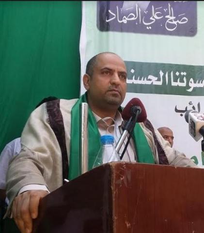 قيادي حوثي يوجه عدة صفعات لمدير عام في مصلحة الضرائب