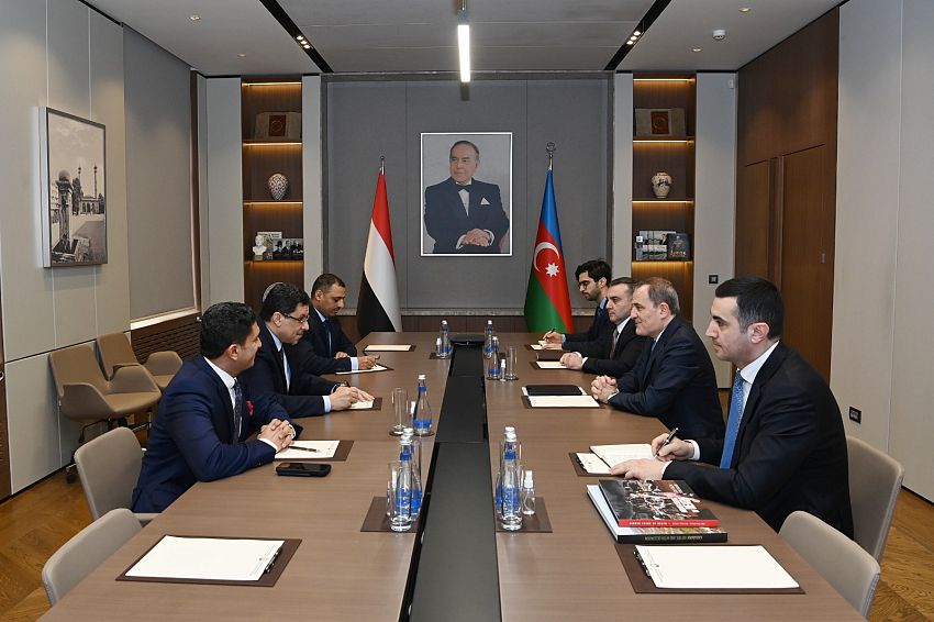 وزير الخارجية يناقش مع نظيره الأذربيجاني مستجدات الأوضاع في اليمن وجهود تحقيق السلام