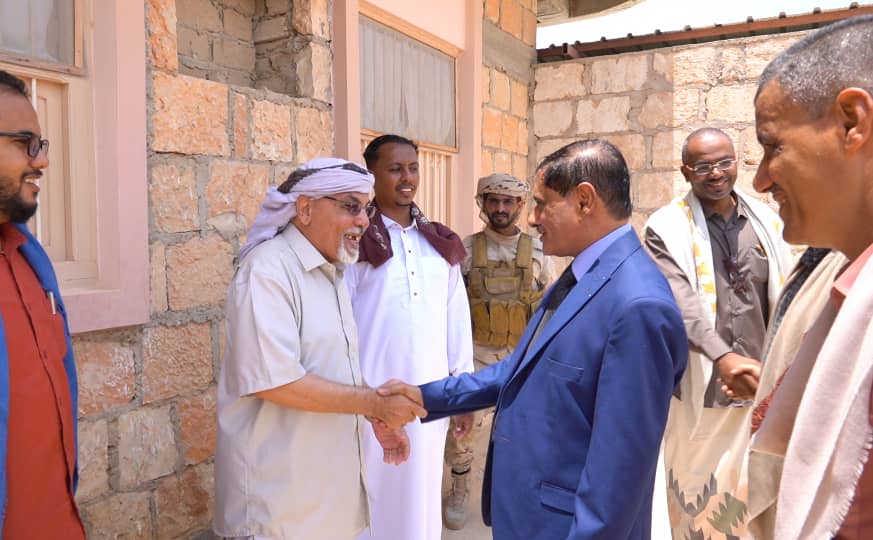 نائب رئيس مجلس القيادة يزور عدد من الشخصيات الاجتماعية والأدبية والنضالية في حضرموت