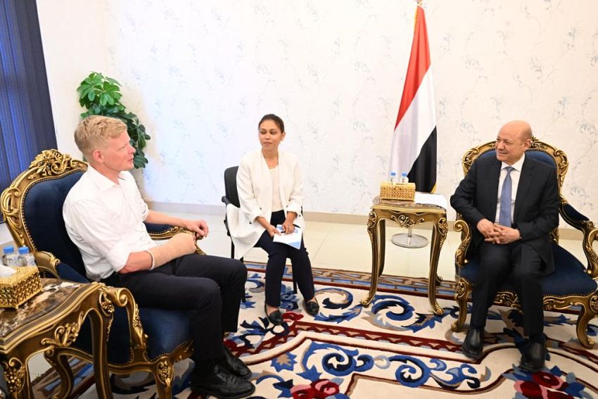 رئيس مجلس القيادة الرئاسي يستقبل في قصر معاشيق المبعوث الخاص للأمم المتحدة