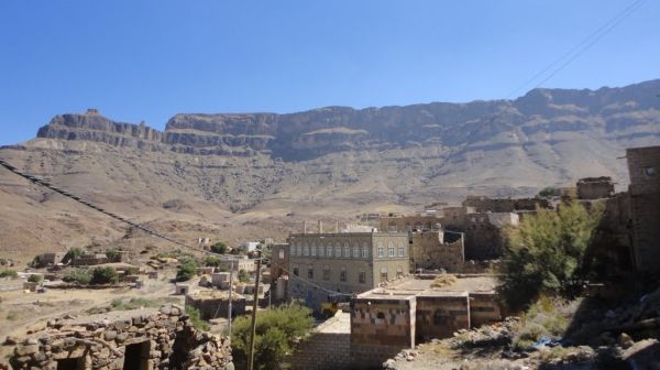 مليشيا الحوثي تمنع المواطنين من دخول احدى القرى بصنعاءمليشيا الحوثي تمنع المواطنين من دخول احدى القرى بصنعاء
