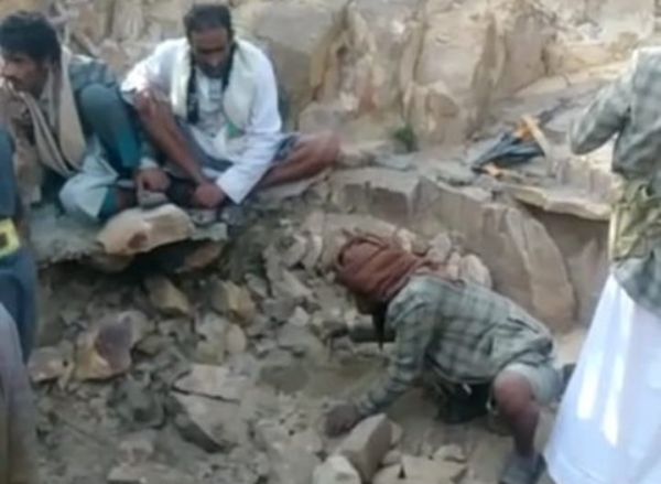 مواطنون يعثرون على هياكل عظمية لـ 16 شخصًا اختطفتهم وقتلتهم مليشيا الحوثي قبل 13 عامًا (صور)