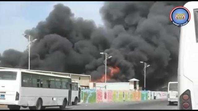 الأدخنة السوداء تغطي سماء مدينة الحديدة.. ومصادر تكشف عن دمار هائل لمنشآت عامة وخاصة.. (صورة + تفاصيل)