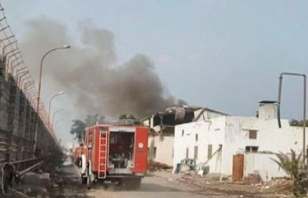 مليشيا الحوثي تقصف مجمعاً تجارياً في مدينة الحديدة