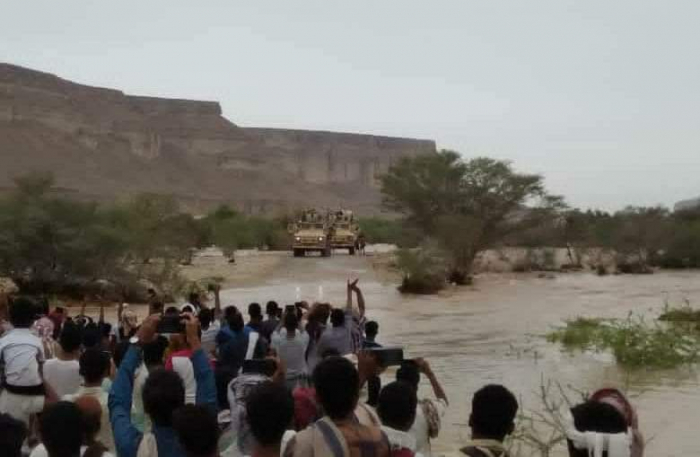 التحالف ينقذ مواطنين من الغرق في السيول بمدينة شبام