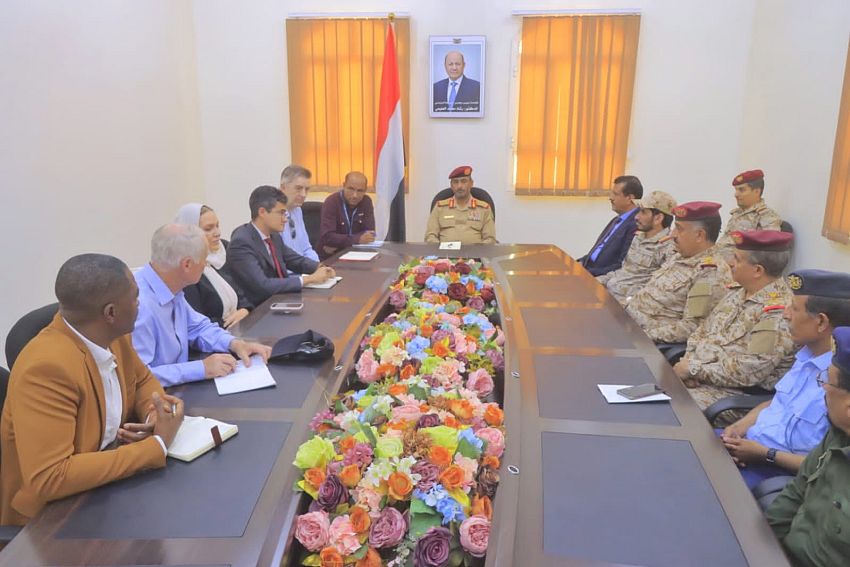 الفريق الركن بن عزيز يثمن الموقف البريطاني الداعم لليمن