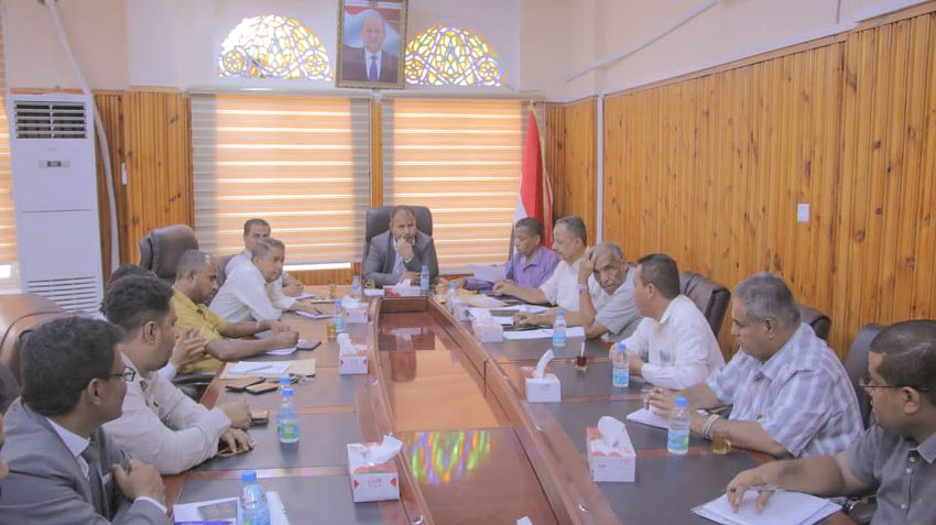 فتح مظاريف مناقصة في المجال الصحي وترسية مشروعين في التربية والمياه بمديرية العبر