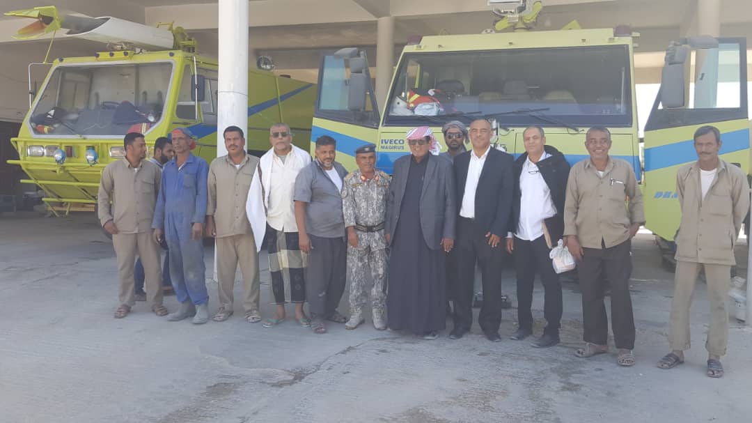 رئيس هيئة الطيران يطلع على اعمال الصيانة لعربات الاطفاء بمطار سيئون