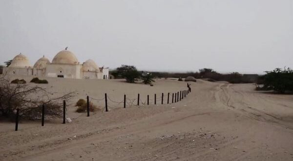 وزارة الأوقاف تدين استهداف مليشيا الحوثي لجامع الرون الأثري في الحديدة