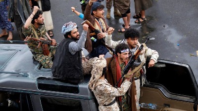 مليشيا الحوثي تصفي قيادي موالٍ لهم مع نجله في "عمران"