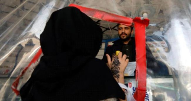 مليشيات الحوثي الارهابية تمنع العمل على النساء في المطاعم وتجندهم لحمل السلاح واقتحام بيوت المواطنين