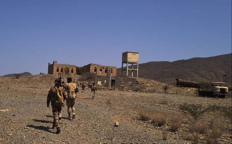 الجيش يحرر معسكر المحصام الاستراتيجي ويطوق مليشيا الحوثي في حرض