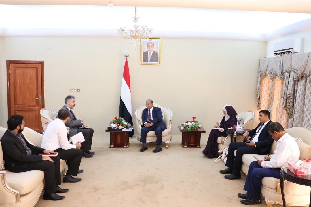 الخنبشي يناقش مع بعثة الصليب الأحمر تدخلاتها في المحافظات المحررة