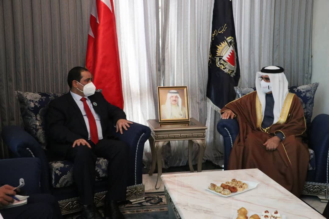 وزير الداخلية يبحث مع نظيره البحريني تعزيز التعاون في المجال الأمني 