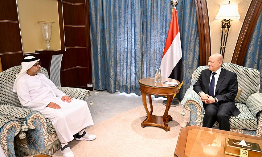 رئيس مجلس القيادة الرئاسي يستقبل السفير الإماراتي ويشيد بالعلاقات المتميزة بين البلدين