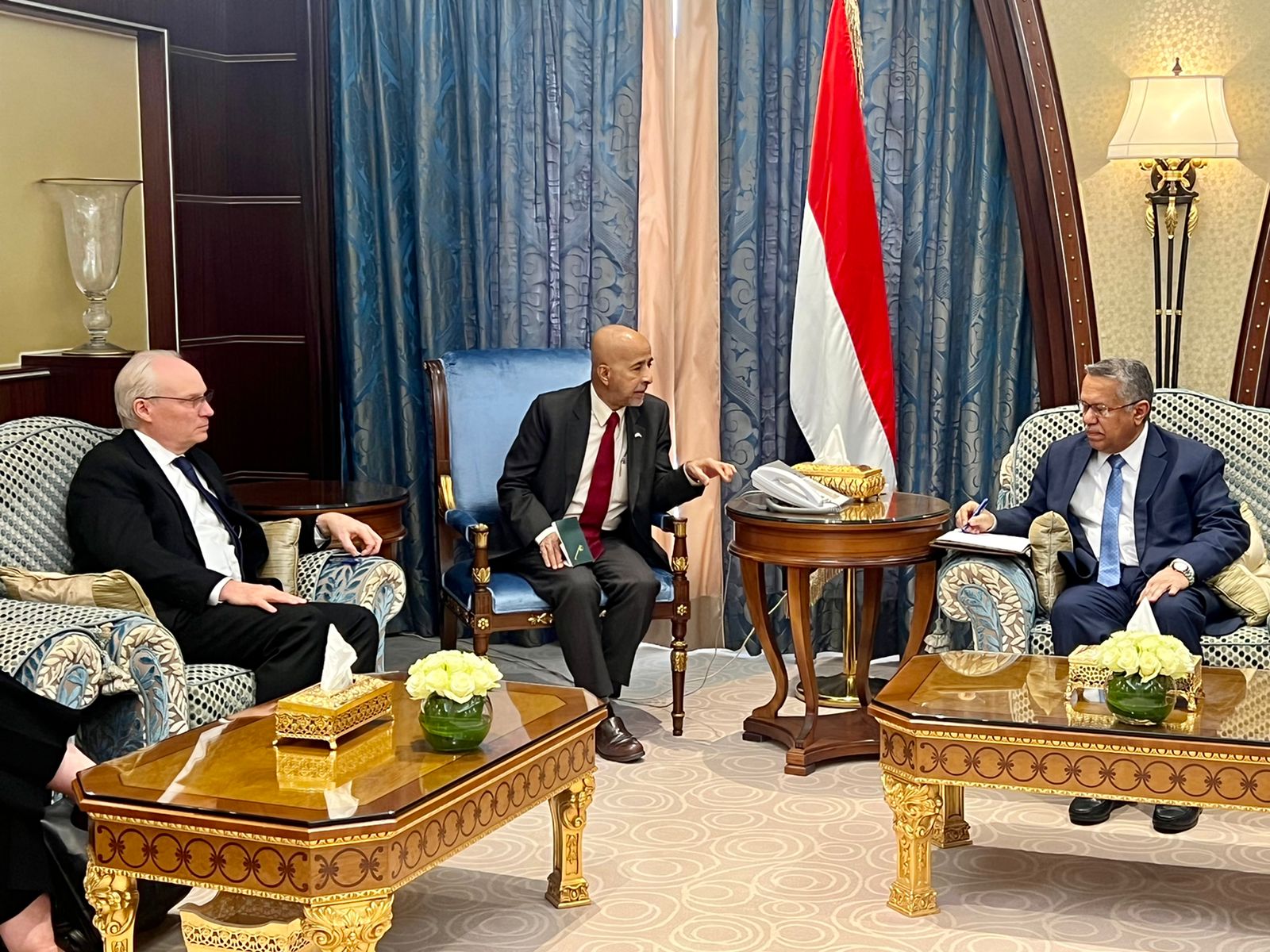 رئيس مجلس الشورى يستقبل المبعوث الامريكي الى اليمن