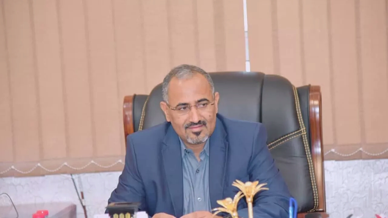 عضو مجلس القيادة الرئاسي الزبيدي يعزي وزير الشباب والرياضة في وفاة عمه