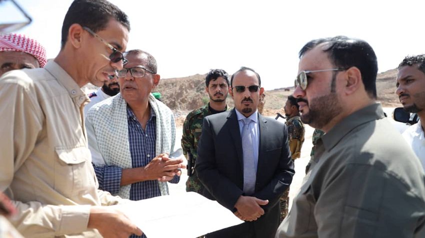 وزير الأشغال ومحافظ حضرموت يتفقدان عددا من مشاريع الطرق في المكلا