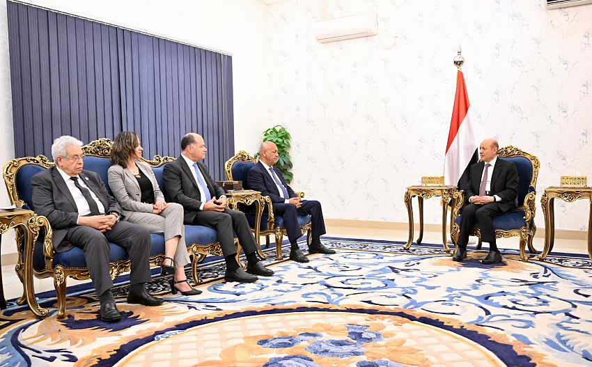 الرئيس رشاد العليمي يستقبل وفدًا مصريًا رفيعًا