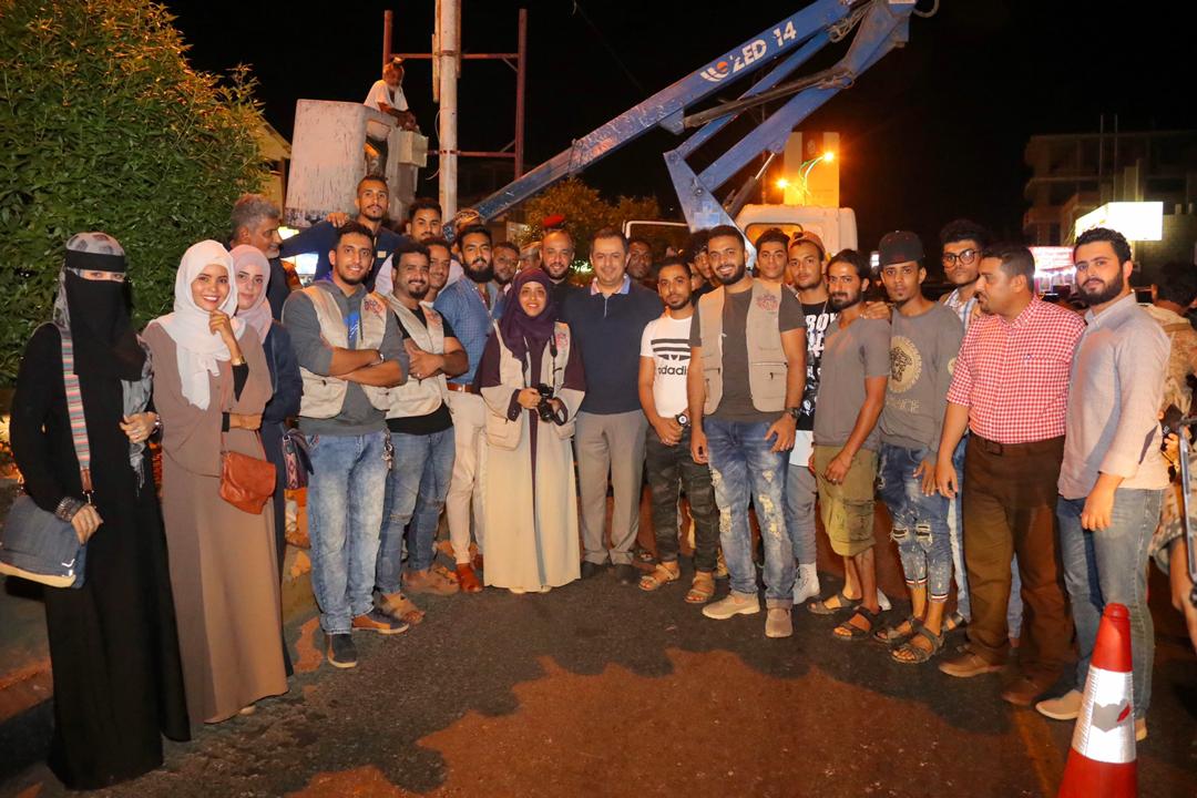 عاجل وبالصور.. رئيس الوزراء يتجول في شوارع عدن ويلتقي بشباب وفتيات "طفرة عدنية " (تفاصيل خاصة)