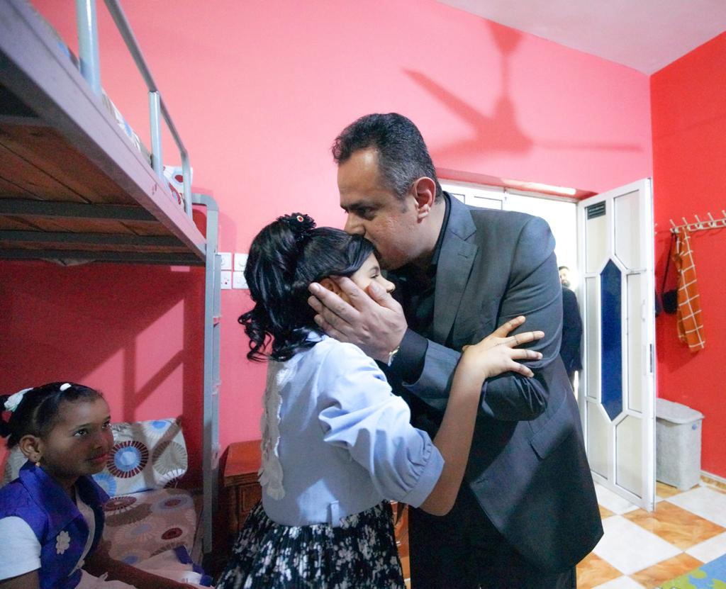 عدن.. رئيس الوزراء يشارك الأيتام فرحتهم بعيد الفطر ويطمئن على أحوالهم