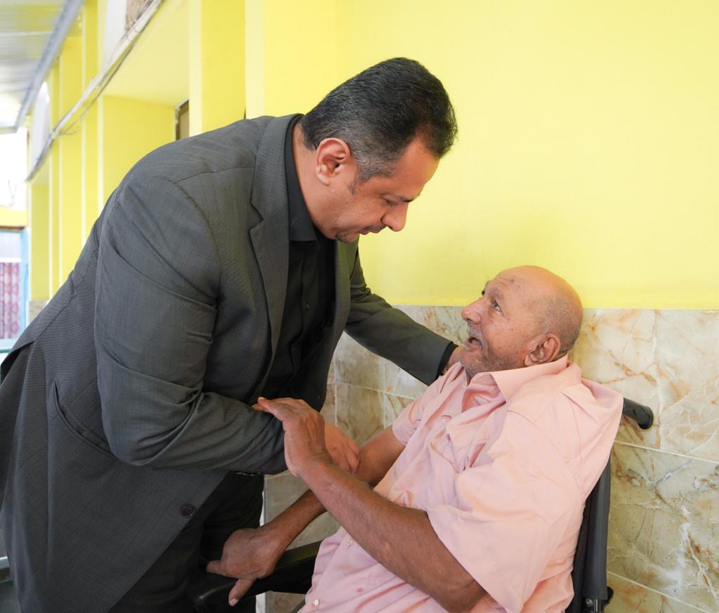 رئيس الوزراء يزور نزلاء دار العجزة ورعاية المسنين ويقدم لهم التهاني والهدايا العيدية