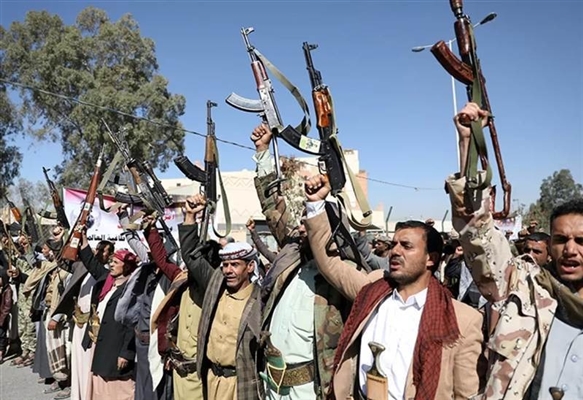 قيادي حوثي يهدّد صحفي باستهداف منزله وأسرته بـ"بالصواريخ" على خلفية نشاطه الصحفي