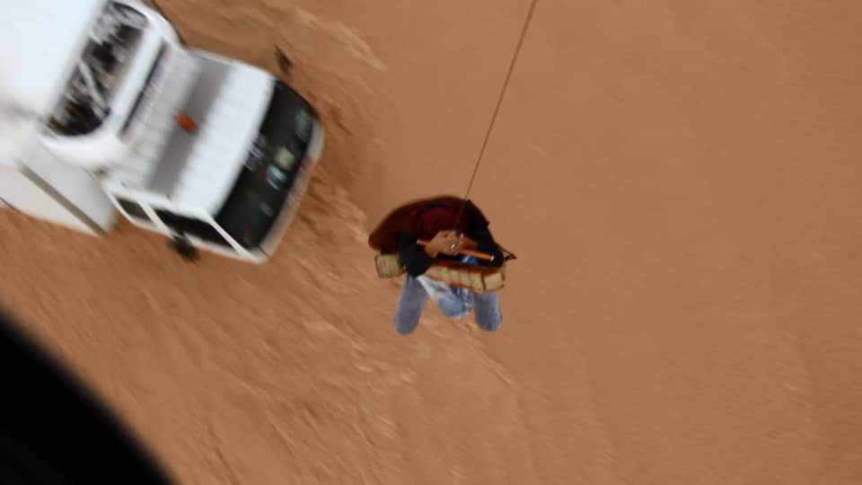 شاهد بالصور .. الطيران العمودي ينقذ حياة مواطن حاصرته السيول بمنطقة هنين مديرية القطن