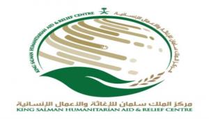 مركز الملك سلمان يقدم للمهرة 4 آلاف كرسي وطاولة مدرسية