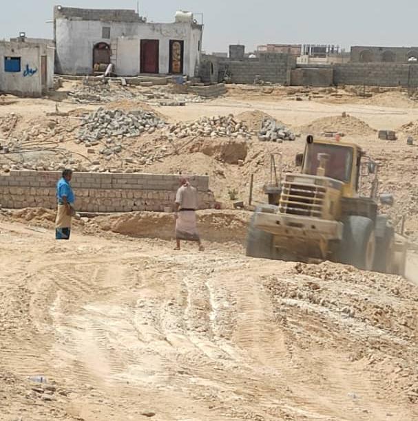 فرع هيئة الاراضي تواصل إزالة المباني المخالفة في المهرة