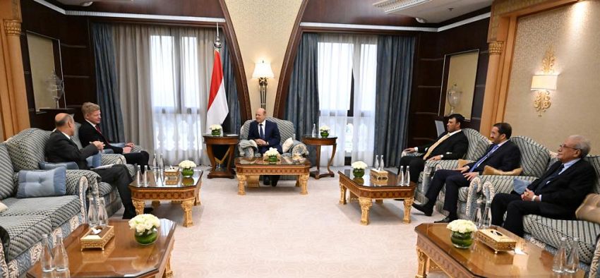 الرئيس رشاد العليمي يستقبل المبعوث الخاص للأمم المتحدة ومساعده