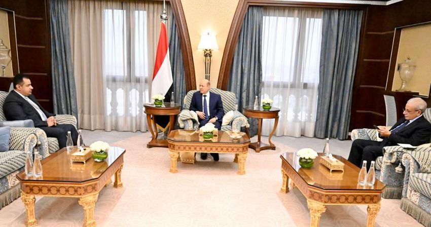 رئيس مجلس القيادة الرئاسي يجتمع برئيس الوزراء لبحث سبل مواجهة التحديات الراهنة