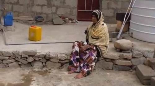 مأساة حقيقية لإمرأة يمنية فقدت أسرتها وساقها وذراعها بمقذوف حوثي